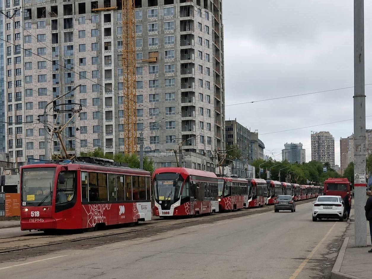 Трамваи остановились у Центрального рынка Перми: столкновение с автобусом