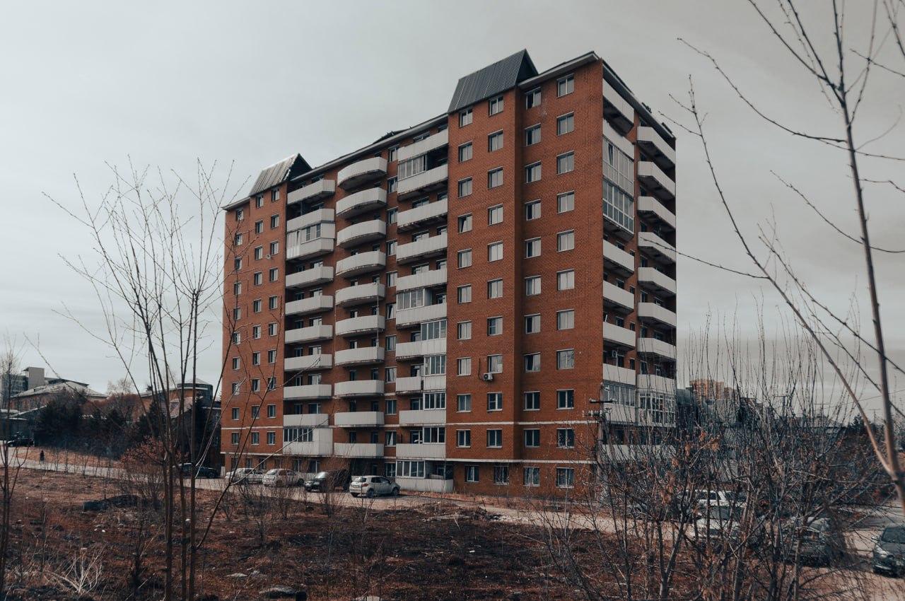 Жильцы 11-этажного дома в Иркутске рискуют остаться без воды и света