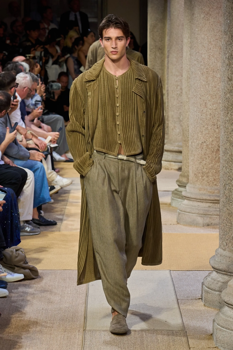 00050-giorgio-armani-spring-2027-menswear-credit-gorunway.webp