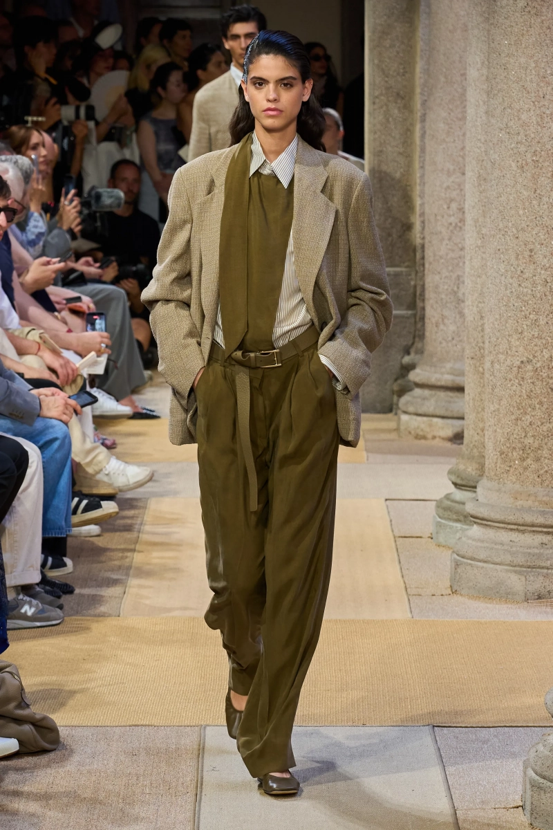 00008-giorgio-armani-resort-2027-credit-gorunway.webp