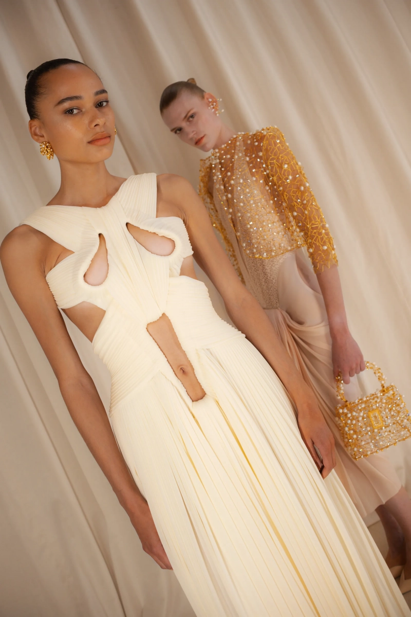 Schiaparelli_pariscouturess27_backstageacielle_09.webp