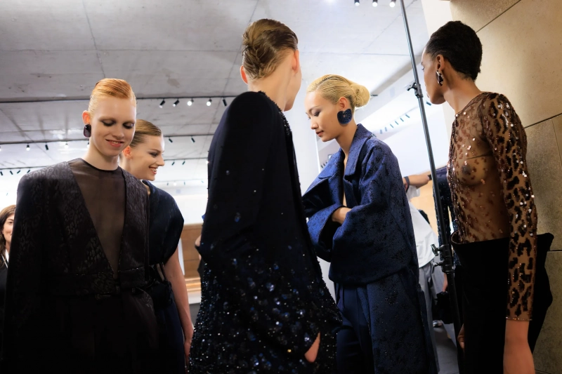 ARMANIPRIVE_PARISCOUTUREFW26_BACKSTAGE_ACIELLE_08.webp