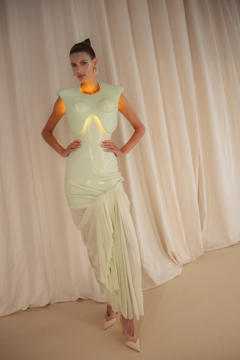 Schiaparelli_pariscouturess27_backstageacielle_17.webp