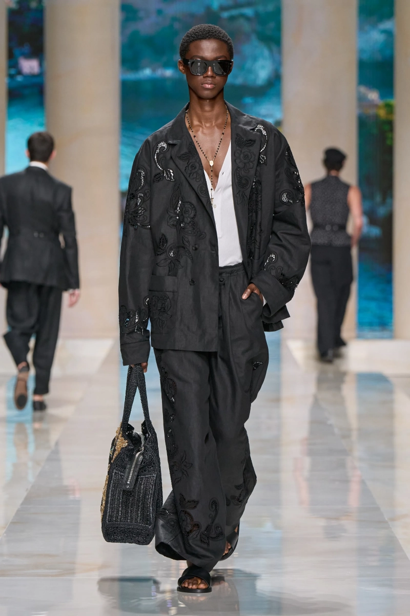 00007-dolce-and-gabbana-spring-2027-menswear-credit-gorunway.webp
