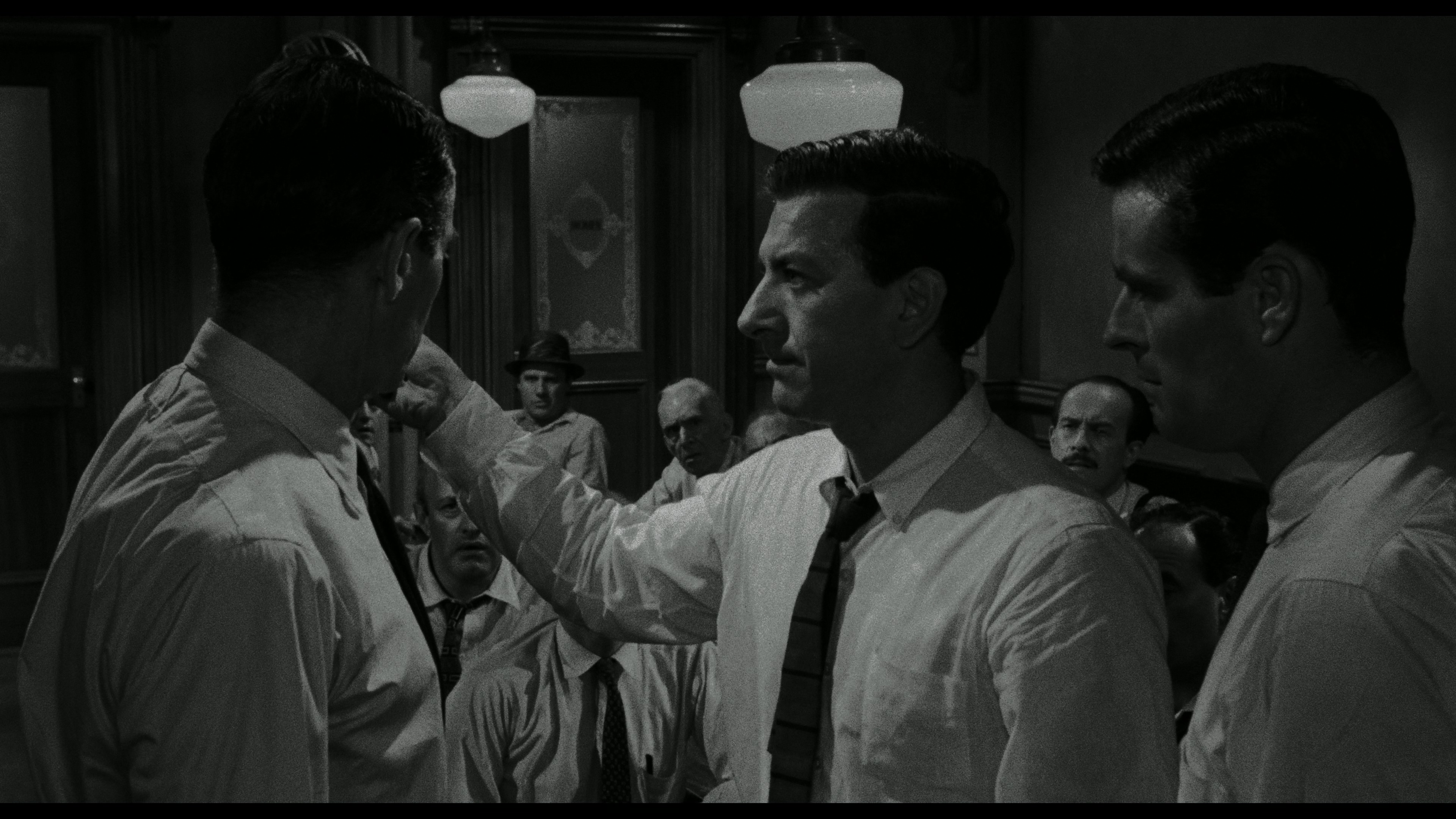 12 Angry Men - 12 Разгневаных мужчин (1957) [BDREMUX.2160p.HDR.DVP8.mkv_20260913_220033.758.jpg