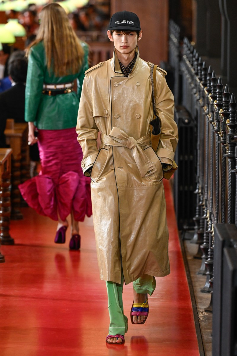 valentino-spring-27-rtw-pfw-r-gg-020.jpeg